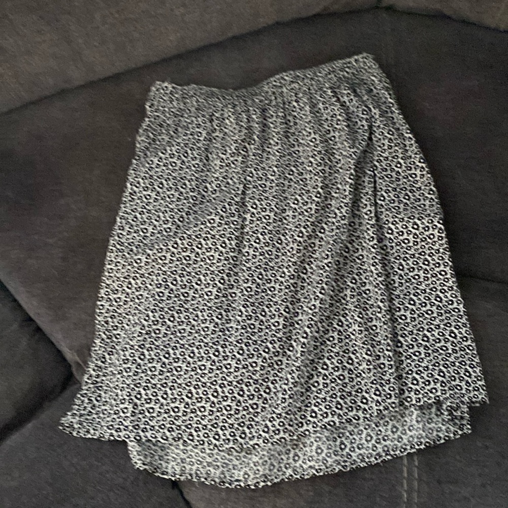 This flowers printed skirt is a size 2 by DIVIDED